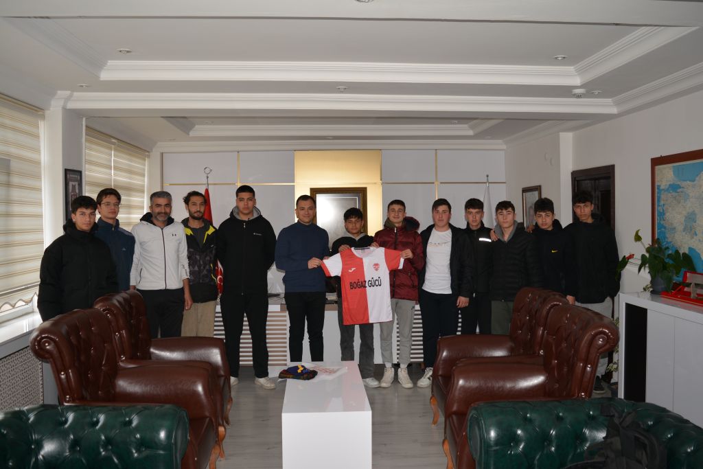 Kaymakamımız Sayın Alper Kırgıl, İlçemizde Düzenlenecek Olan Futbol Turnuvası Öncesinde Boğaz Gücü Takımını Makamında Kabul Etti